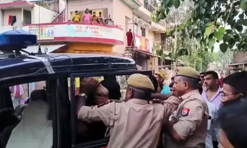 Fatehpur में पुलिस कर्मियों के अभद्र व्यवहार पर ग्रामीणों का फूटा गुस्सा Fatehpur में पुलिस कर्मियों के अभद्र व्यवहार पर ग्रामीणों का फूटा गुस्सा