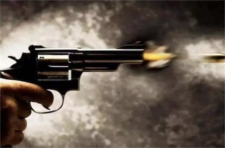 Punjab: दिनदहाड़े बेखौफ अपराधियों ने बरसाईं गोलियां, 1 घायल Punjab: दिनदहाड़े बेखौफ अपराधियों ने बरसाईं गोलियां, 1 घायल