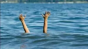 UP News: सेल्फी लेने गए पांच युवकों में से एक की नदी की तेज धारा में बहकर मौत UP News: सेल्फी लेने गए पांच युवकों में से एक की नदी की तेज धारा में बहकर मौत