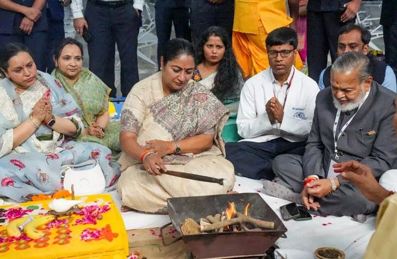 Rekha ने एम्स में वेटिंग हॉल का उद्घाटन किया Rekha ने एम्स में वेटिंग हॉल का उद्घाटन किया