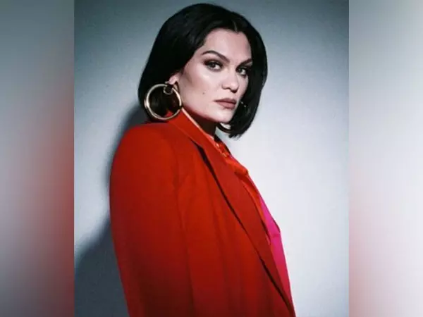 Jessie J ने नया सिंगल रिलीज़ करने से पहले ब्रेस्ट कैंसर के शुरुआती निदान के बारे में बताया Jessie J ने नया सिंगल रिलीज़ करने से पहले ब्रेस्ट कैंसर के शुरुआती निदान के बारे में बताया