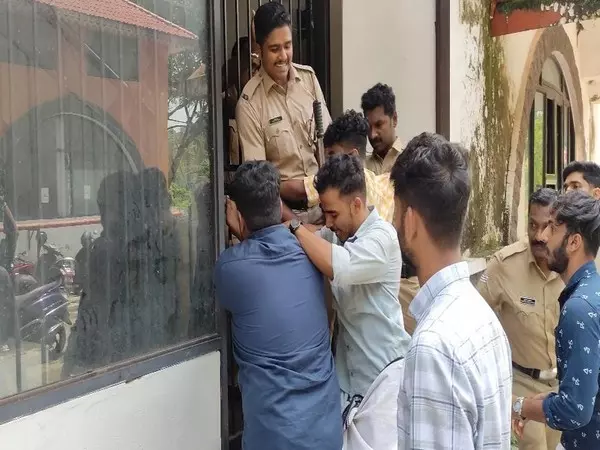 Kerala: कन्नूर विश्वविद्यालय ने विवादास्पद निगरानी समिति का आदेश वापस लिया Kerala: कन्नूर विश्वविद्यालय ने विवादास्पद निगरानी समिति का आदेश वापस लिया