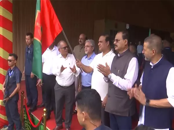Assam CM ने वन एवं पर्यावरण विभाग के 129 वाहनों को हरी झंडी दिखाई, एएफपीएफ बटालियनों के कमांडो को हथियार वितरित किए Assam CM ने वन एवं पर्यावरण विभाग के 129 वाहनों को हरी झंडी दिखाई, एएफपीएफ बटालियनों के कमांडो को हथियार वितरित किए