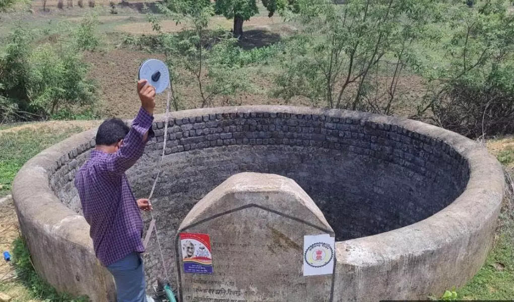 जलदूत एप्प से किया जा रहा जल-स्तर का सर्वेक्षण जलदूत एप्प से किया जा रहा जल-स्तर का सर्वेक्षण