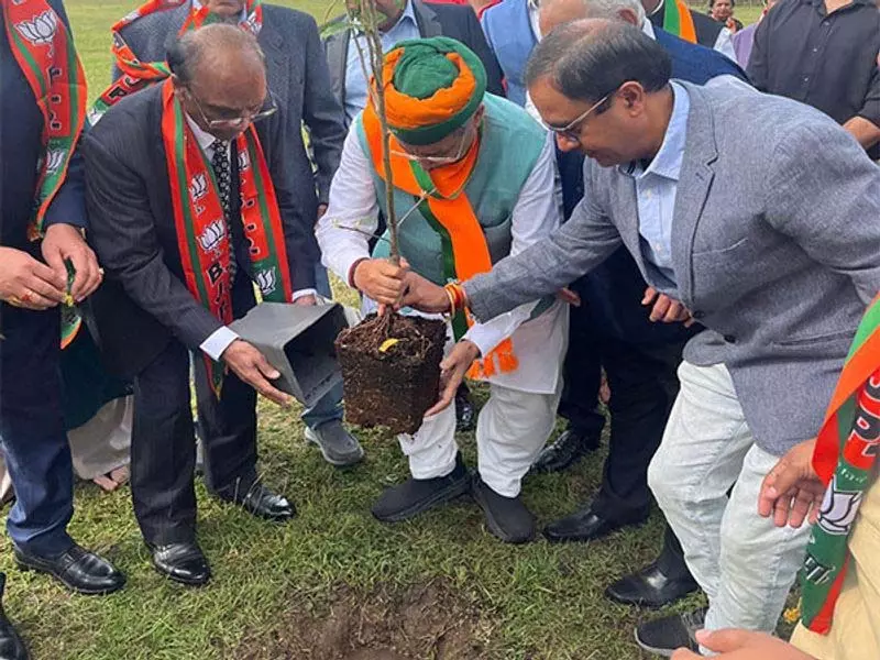 लंदन में एक पेड़ मां के नाम के तहत अर्जुन मेघवाल ने किया पौधारोपण लंदन में एक पेड़ मां के नाम के तहत अर्जुन मेघवाल ने किया पौधारोपण