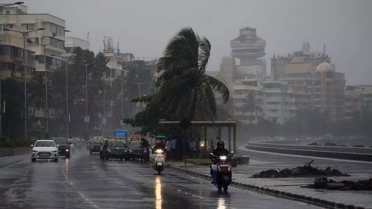 Mumbai : आईएमडी ने गरज और बिजली के साथ हल्की से मध्यम बारिश की भविष्यवाणी की Mumbai : आईएमडी ने गरज और बिजली के साथ हल्की से मध्यम बारिश की भविष्यवाणी की