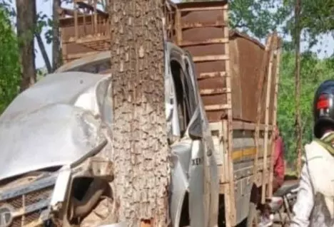 गरियाबंद में मजदूर की मौत, पेड़ से जा टकराया पिकअप गरियाबंद में मजदूर की मौत, पेड़ से जा टकराया पिकअप