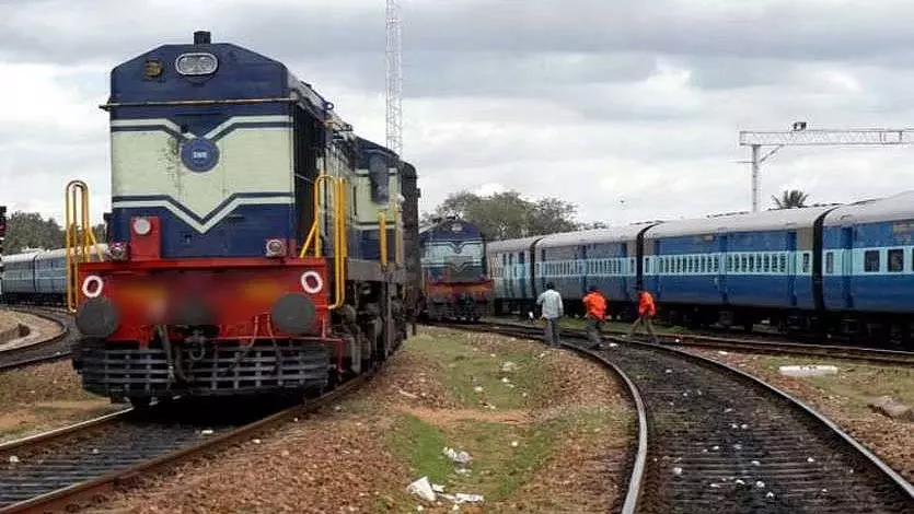 Mumbai : एलटीटी-नांदेड़ एक्सप्रेस में डकैती की कोशिश में डॉक्टर दंपत्ति घायल Mumbai : एलटीटी-नांदेड़ एक्सप्रेस में डकैती की कोशिश में डॉक्टर दंपत्ति घायल