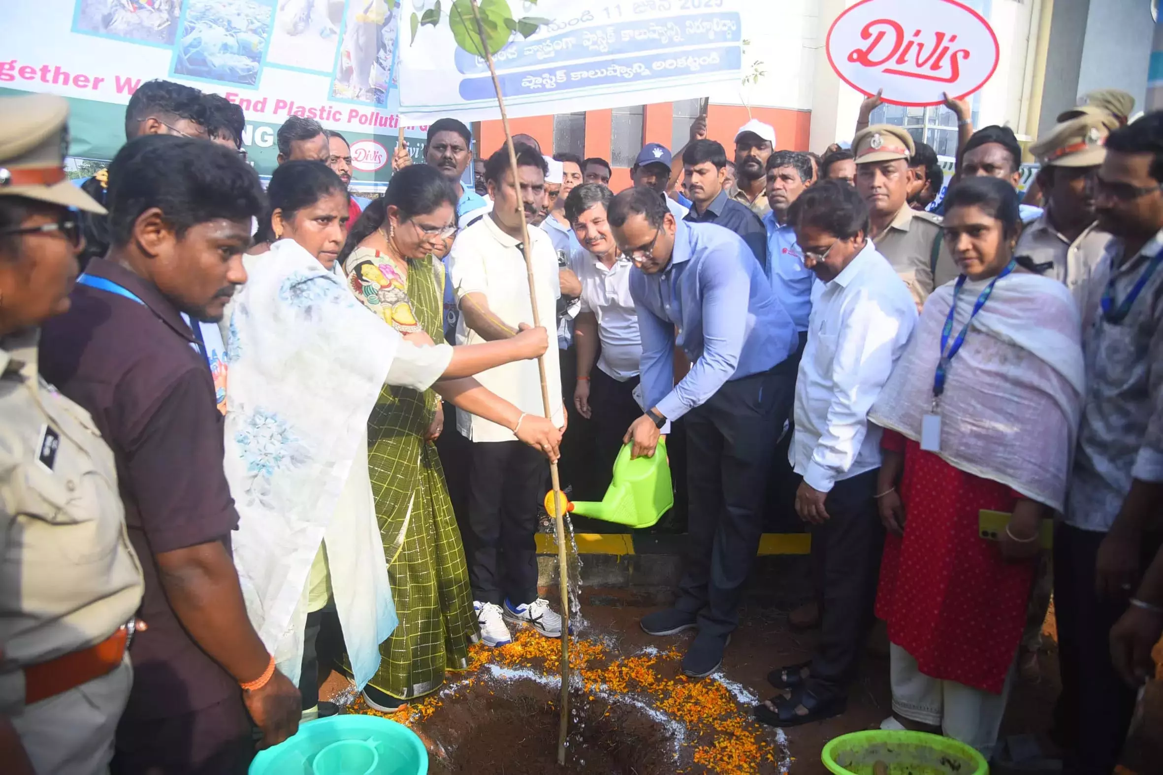 Vizag ने 1 लाख पौधे लगाकर और प्लास्टिक विरोधी अभियान चलाकर विश्व पर्यावरण दिवस मनाया Vizag ने 1 लाख पौधे लगाकर और प्लास्टिक विरोधी अभियान चलाकर विश्व पर्यावरण दिवस मनाया