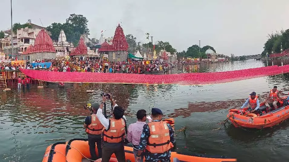 MP : सीएम मोहन यादव की पत्नी ने माता क्षिप्रा को चढ़ाई 351 फीट की चुनरी MP : सीएम मोहन यादव की पत्नी ने माता क्षिप्रा को चढ़ाई 351 फीट की चुनरी