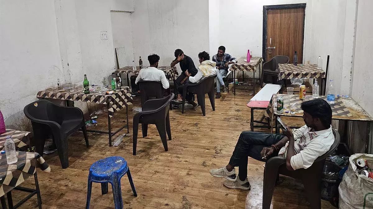 MP : कसरावद में पुलिस चौकी के पास अवैध शराब की बिक्री जारी MP : कसरावद में पुलिस चौकी के पास अवैध शराब की बिक्री जारी