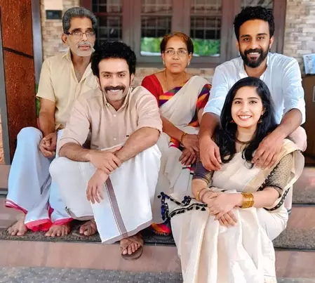 सड़क दुर्घटना में अभिनेता शाइन टॉम चाको के पिता की मौत, अभिनेता घायल सड़क दुर्घटना में अभिनेता शाइन टॉम चाको के पिता की मौत, अभिनेता घायल