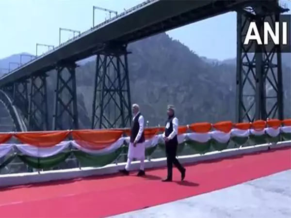 PM Modi ने चेनाब नदी पर बने दुनिया के सबसे ऊंचे रेलवे ब्रिज का निरीक्षण किया PM Modi ने चेनाब नदी पर बने दुनिया के सबसे ऊंचे रेलवे ब्रिज का निरीक्षण किया