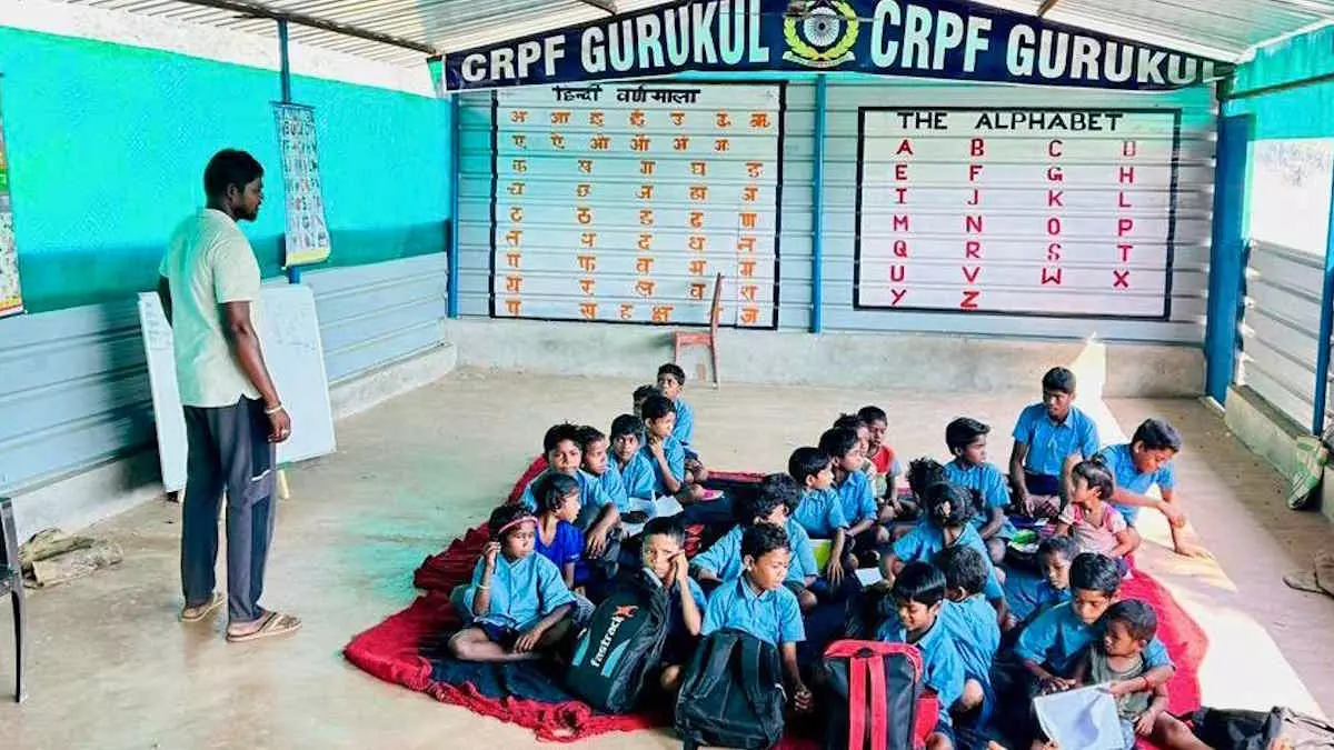 CRPF गुरुकुल में शिक्षा ग्रहण कर रहे नक्सल प्रभावित गांव के बच्चे CRPF गुरुकुल में शिक्षा ग्रहण कर रहे नक्सल प्रभावित गांव के बच्चे