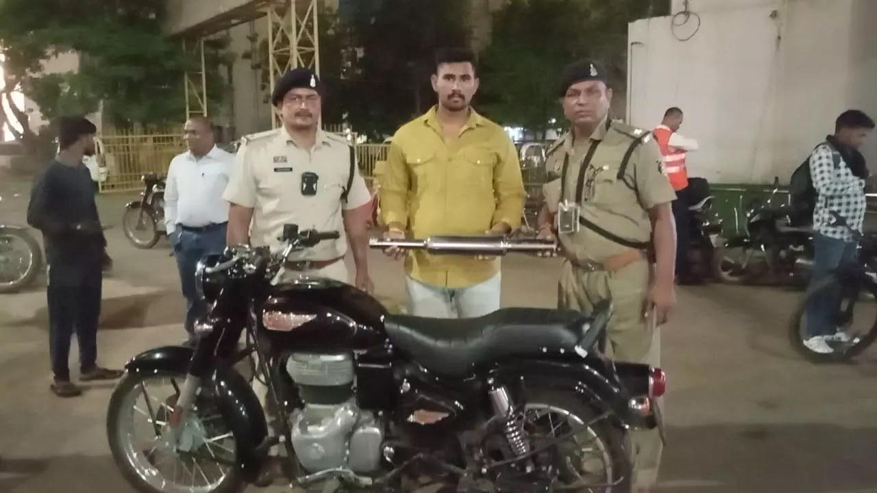 दुर्ग शहर में आधी रात 298 वाहन चालकों पर हुई कार्यवाही दुर्ग शहर में आधी रात 298 वाहन चालकों पर हुई कार्यवाही