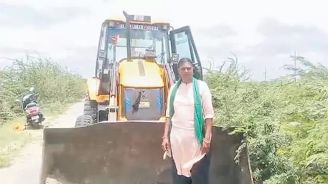 Koppal : किसान महिला ने गृहलक्ष्मी के बचाए पैसों से गांव की सड़क की मरम्मत की Koppal : किसान महिला ने गृहलक्ष्मी के बचाए पैसों से गांव की सड़क की मरम्मत की
