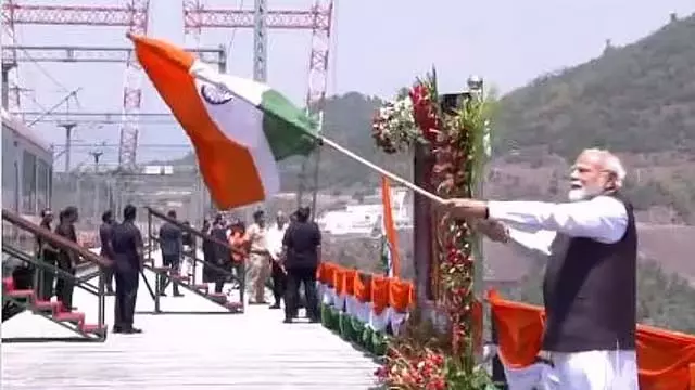 चेनाब नदी पर बना दुनिया का सबसे ऊंचा रेलवे पुल: पीएम मोदी ने किया उद्घाटन चेनाब नदी पर बना दुनिया का सबसे ऊंचा रेलवे पुल: पीएम मोदी ने किया उद्घाटन
