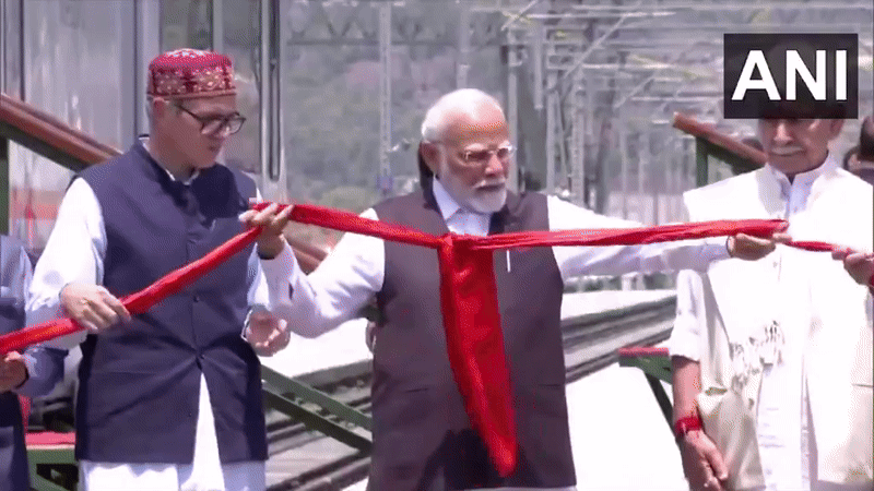 PM Modi ने कटरा से श्रीनगर तक दो वंदे भारत एक्सप्रेस ट्रेनों को हरी झंडी दिखाई PM Modi ने कटरा से श्रीनगर तक दो वंदे भारत एक्सप्रेस ट्रेनों को हरी झंडी दिखाई