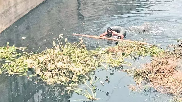 Cuttack नगर निगम ने ‘अमानवीय’ तरीके से श्रमिकों को बिना सुरक्षा उपकरण के नाला साफ करने पर मजबूर किया Cuttack नगर निगम ने ‘अमानवीय’ तरीके से श्रमिकों को बिना सुरक्षा उपकरण के नाला साफ करने पर मजबूर किया