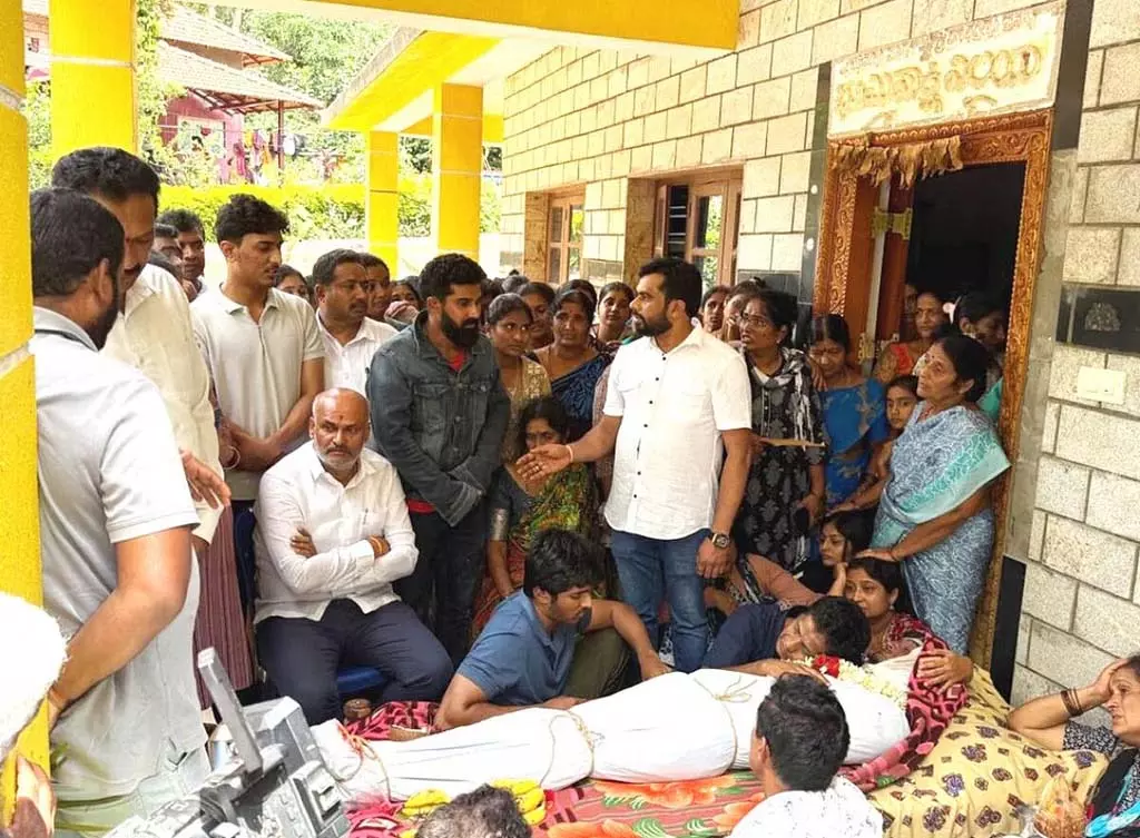 हमारे अपने लोग हमारे राज्य में सुरक्षित नहीं हैं: भौमिक के पिता लक्ष्मण आक्रोश हमारे अपने लोग हमारे राज्य में सुरक्षित नहीं हैं: भौमिक के पिता लक्ष्मण आक्रोश