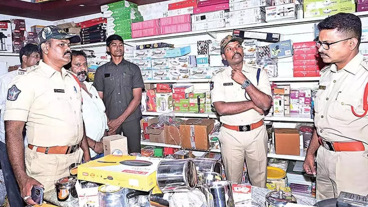 SP ने चोरी की गई दुकानों का निरीक्षण किया SP ने चोरी की गई दुकानों का निरीक्षण किया