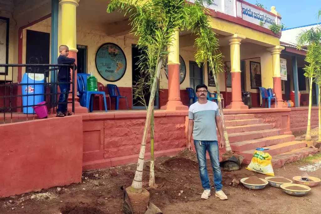रबाकवि बनहट्टी: पूर्व छात्र जिन्होंने टपकते स्कूल को छत दी रबाकवि बनहट्टी: पूर्व छात्र जिन्होंने टपकते स्कूल को छत दी