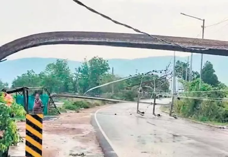 Devgarh कस्बे में नॉरवेस्टर तूफान से एक व्यक्ति की मौत, भारी नुकसान Devgarh कस्बे में नॉरवेस्टर तूफान से एक व्यक्ति की मौत, भारी नुकसान