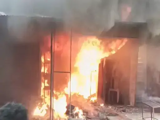 वेल्डिंग से निकली चिंगारी चप्पल दुकान में छिटकी, लगी भीषण आग वेल्डिंग से निकली चिंगारी चप्पल दुकान में छिटकी, लगी भीषण आग