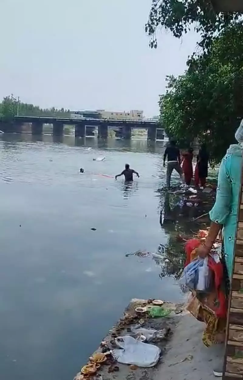 Haryana में यमुना नहर में डूब रहे एक ही परिवार के चार लोगों को गोताखोरों ने बचाया Haryana में यमुना नहर में डूब रहे एक ही परिवार के चार लोगों को गोताखोरों ने बचाया