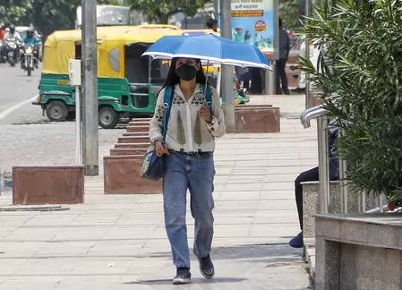 दिल्ली-एनसीआर में भीषण गर्मी का कहर, 42 डिग्री सेल्सियस पार होगा तापमान दिल्ली-एनसीआर में भीषण गर्मी का कहर, 42 डिग्री सेल्सियस पार होगा तापमान