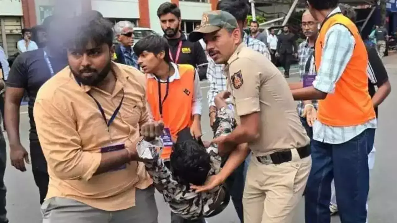 Bengaluru भगदड़ केस में बड़ी कार्रवाई, RCB अधिकारी समेत 4 गिरफ्तार Bengaluru भगदड़ केस में बड़ी कार्रवाई, RCB अधिकारी समेत 4 गिरफ्तार