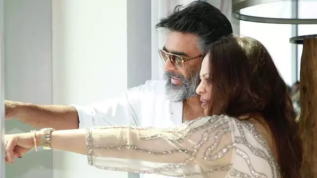 Anniversary पर माधवन की पत्नी ने जताई खुशी Anniversary पर माधवन की पत्नी ने जताई खुशी