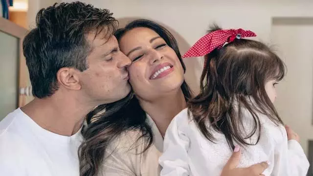 बिपाशा, करण और देवी का खूबसूरत Family Shot बिपाशा, करण और देवी का खूबसूरत Family Shot