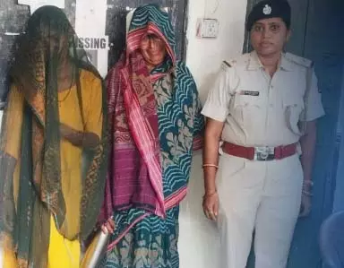 बलांगीर रेलवे स्टेशन पर 11 किलो गांजा के साथ दो महिलाएं गिरफ्तार बलांगीर रेलवे स्टेशन पर 11 किलो गांजा के साथ दो महिलाएं गिरफ्तार