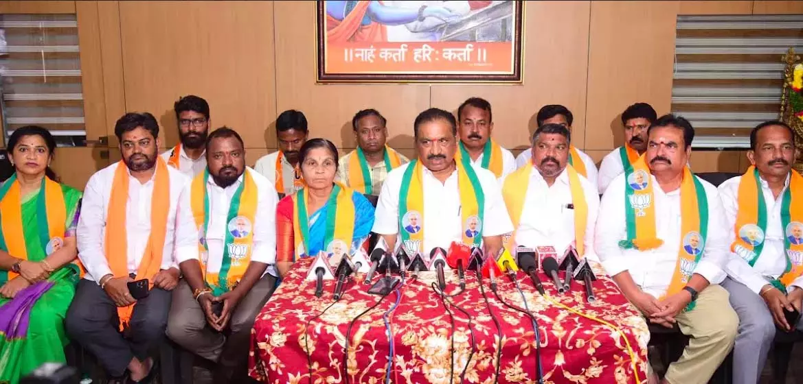 Telangana: विपक्षी दलों ने करीमनगर परिसीमन योजना की आलोचना की Telangana: विपक्षी दलों ने करीमनगर परिसीमन योजना की आलोचना की