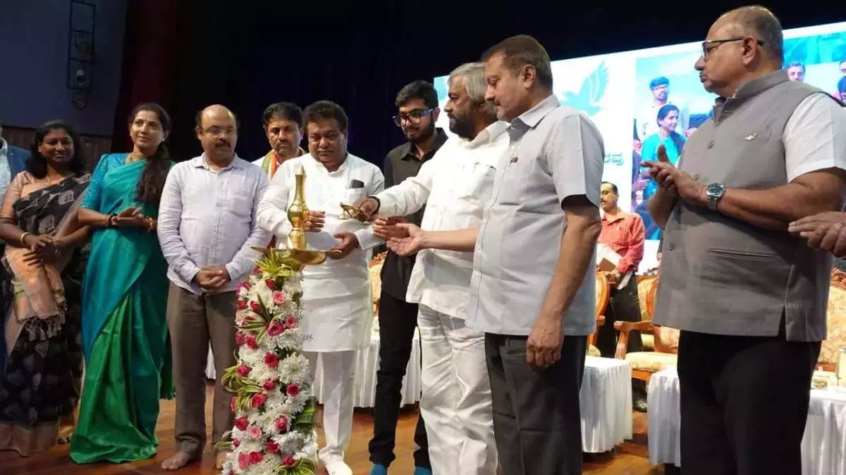 चंदन नीति को जल्द ही सरल बनाया जाएगा: ईश्वर खंड्रे चंदन नीति को जल्द ही सरल बनाया जाएगा: ईश्वर खंड्रे