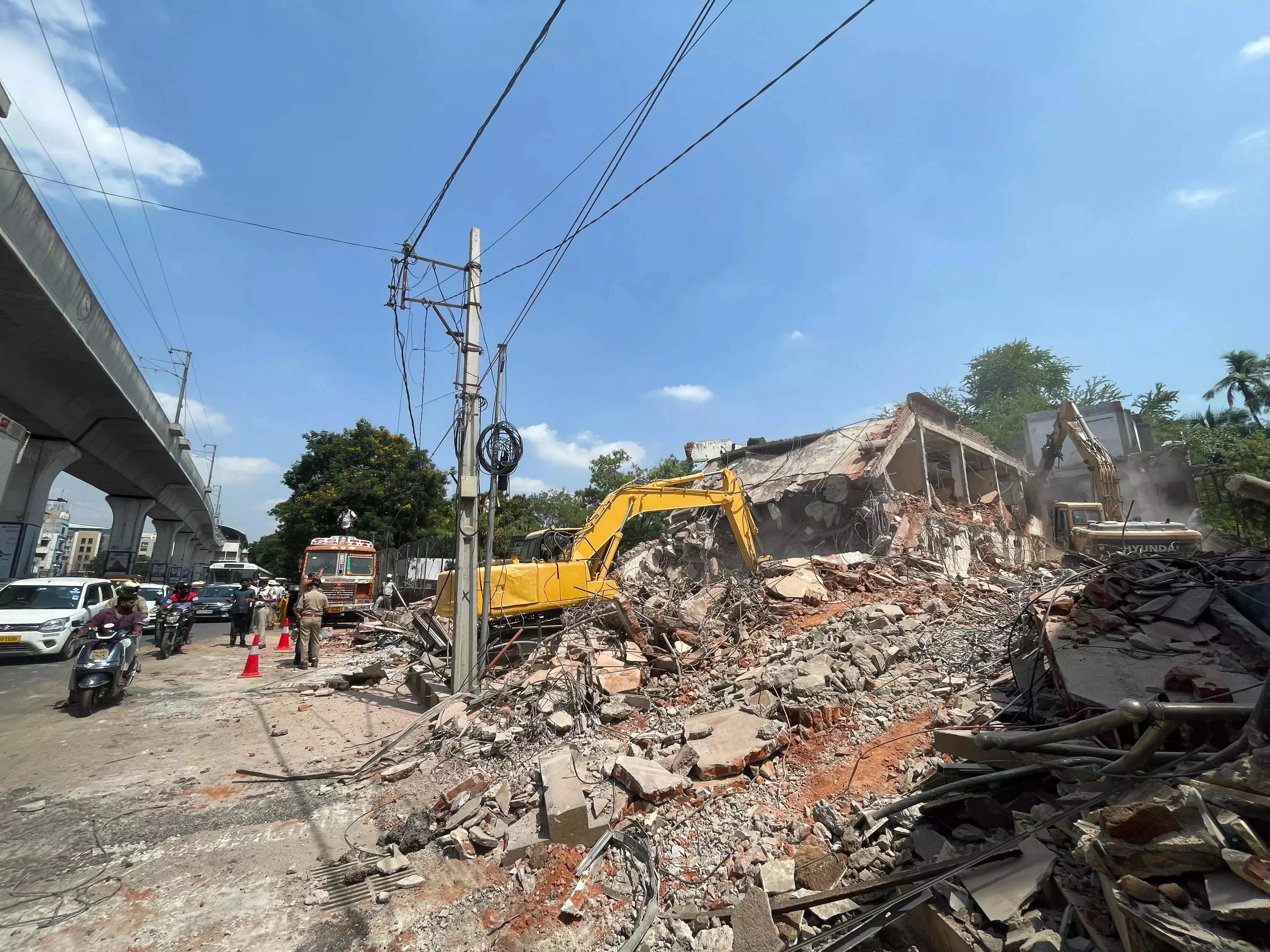 HYDRAA ने बेगमपेट में ड्रेनेज लाइन के अतिक्रमण को ध्वस्त किया HYDRAA ने बेगमपेट में ड्रेनेज लाइन के अतिक्रमण को ध्वस्त किया