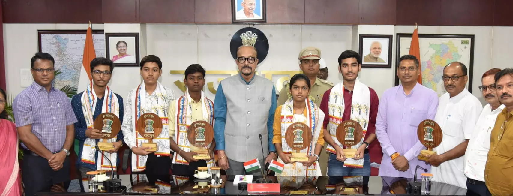 राज्यपाल डेका से सरस्वती शिक्षा संस्थान के मेधावी विद्यार्थियों ने की मुलाकात राज्यपाल डेका से सरस्वती शिक्षा संस्थान के मेधावी विद्यार्थियों ने की मुलाकात