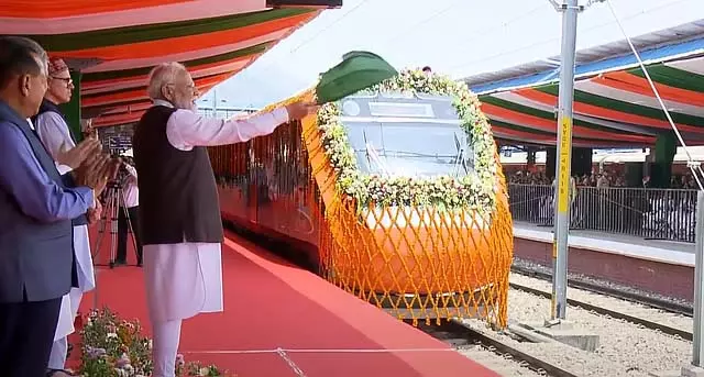 Modi ने कटरा-श्रीनगर वंदे भारत ट्रेन सेवा का उद्घाटन किया Modi ने कटरा-श्रीनगर वंदे भारत ट्रेन सेवा का उद्घाटन किया