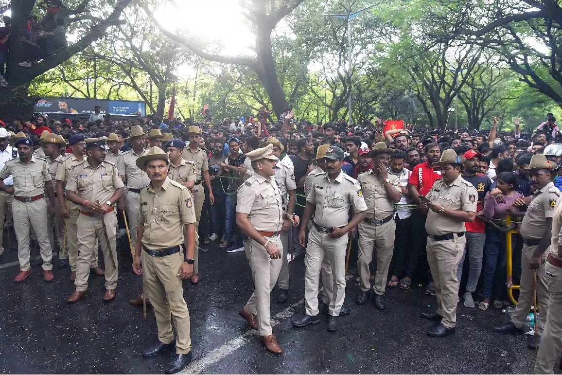 बेंगलुरु भगदड़ केस में गिरफ्तार RCB और DNA नए के चार अधिकारी कौन हैं? बेंगलुरु भगदड़ केस में गिरफ्तार RCB और DNA नए के चार अधिकारी कौन हैं?