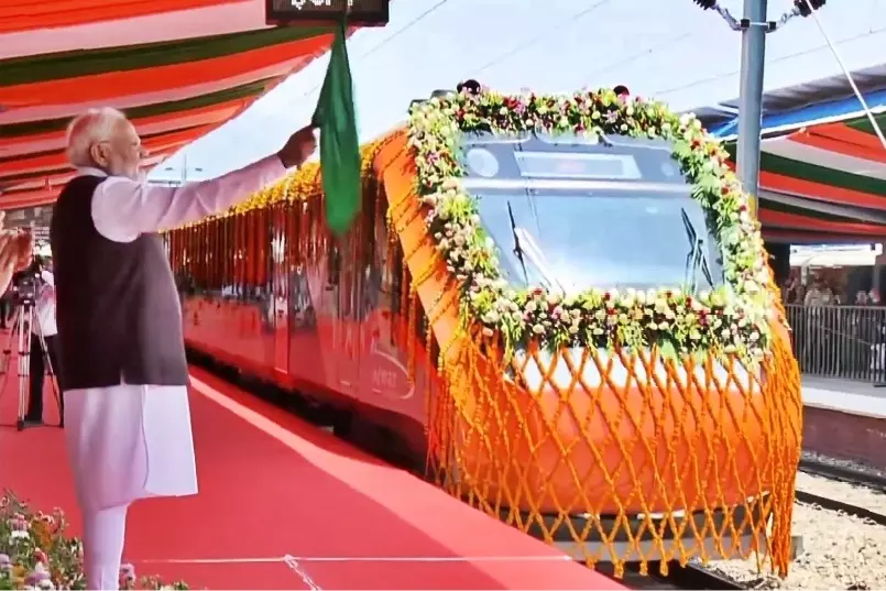PM Modi ने कश्मीर में वंदे भारत एक्सप्रेस को किया रवाना PM Modi ने कश्मीर में वंदे भारत एक्सप्रेस को किया रवाना