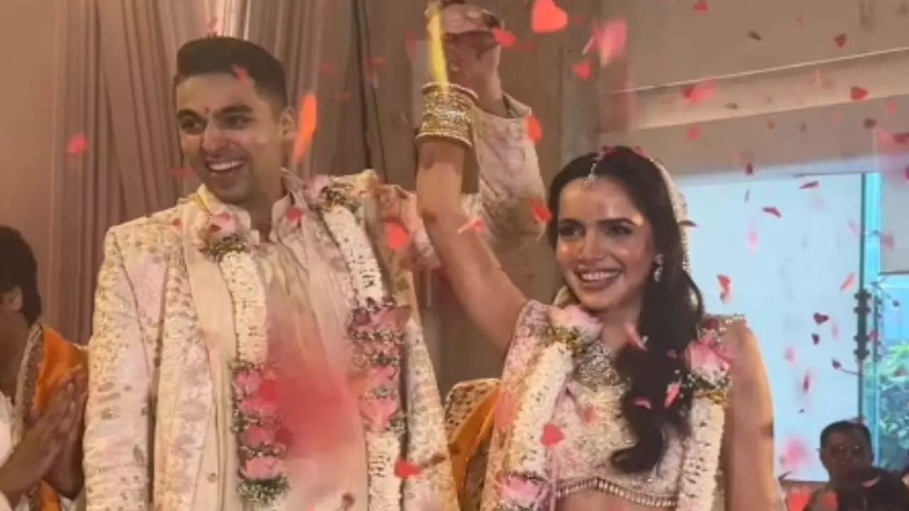 Shazahn Padamsee ने अंतरंग समारोह में आशीष कनकिया से शादी की Shazahn Padamsee ने अंतरंग समारोह में आशीष कनकिया से शादी की