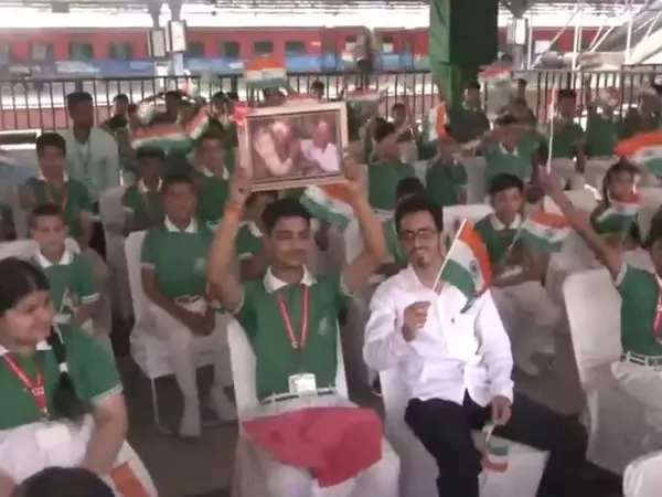 वंदे भारत मिशन के शुभारंभ से पहले पीएम मोदी का स्वागत करने के लिए कटरा में उत्साहित स्कूली छात्र जुटे वंदे भारत मिशन के शुभारंभ से पहले पीएम मोदी का स्वागत करने के लिए कटरा में उत्साहित स्कूली छात्र जुटे