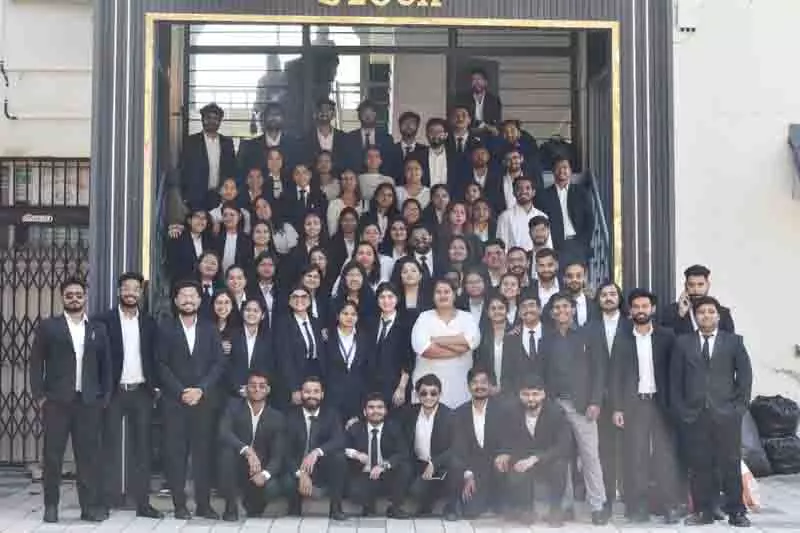 Himachal लॉ यूनिवर्सिटी ने स्नातक छात्रों को गर्व और खुशी के साथ विदा किया Himachal लॉ यूनिवर्सिटी ने स्नातक छात्रों को गर्व और खुशी के साथ विदा किया