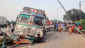 Dimapur में ट्रक ने नियंत्रण खो दिया और कई वाहनों को टक्कर मार दी Dimapur में ट्रक ने नियंत्रण खो दिया और कई वाहनों को टक्कर मार दी
