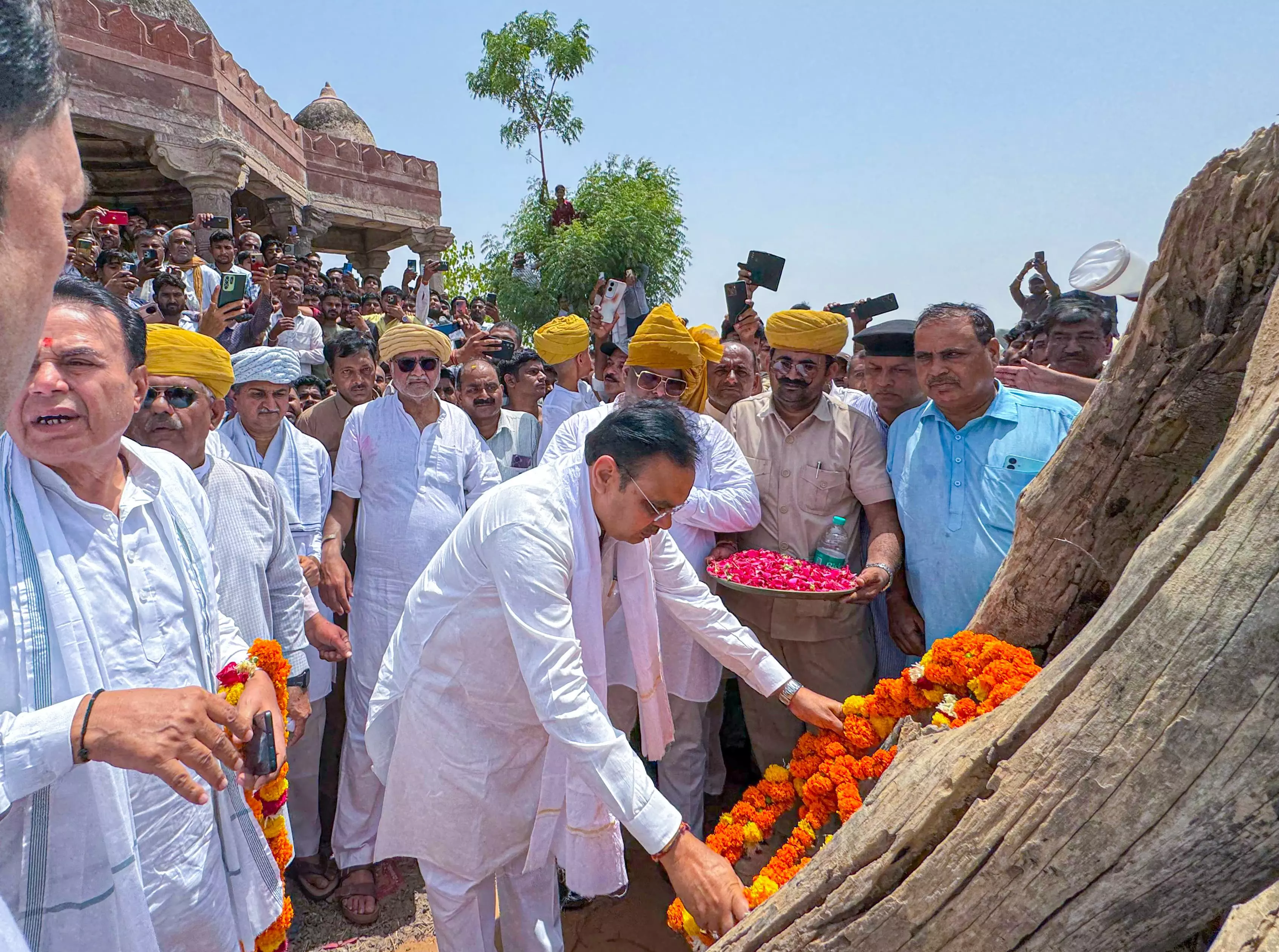 Jaipur: मुख्यमंत्री चिकित्सा मंत्री की धर्मपत्नी स्व. प्रीति कुमारी की अंत्येष्टि में शामिल हुए Jaipur: मुख्यमंत्री चिकित्सा मंत्री की धर्मपत्नी स्व. प्रीति कुमारी की अंत्येष्टि में शामिल हुए