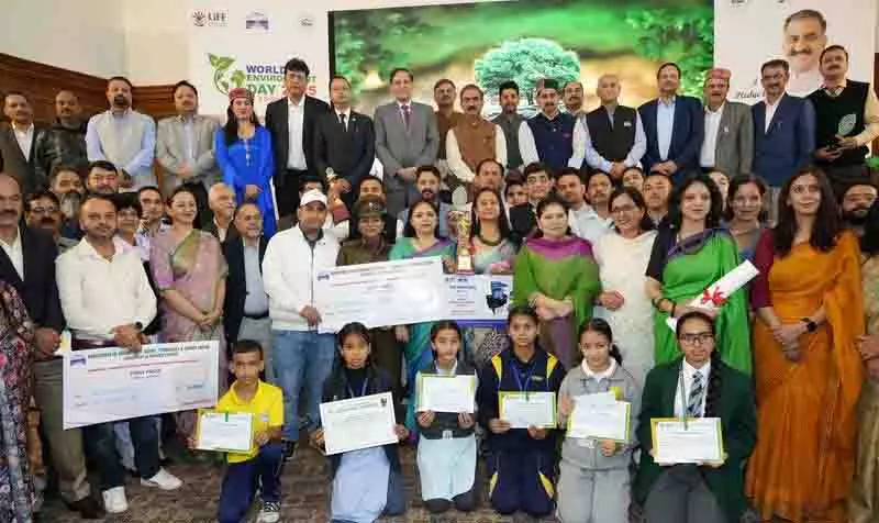 विश्व पर्यावरण दिवस, CM Sukhu ने हरित पथप्रदर्शकों को किया सम्मानित विश्व पर्यावरण दिवस, CM Sukhu ने हरित पथप्रदर्शकों को किया सम्मानित