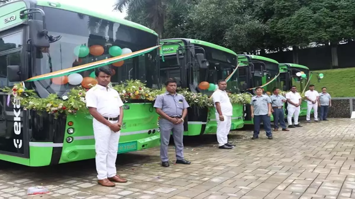 DCM ने इलेक्ट्रिक बसों को हरी झंडी दिखाई DCM ने इलेक्ट्रिक बसों को हरी झंडी दिखाई
