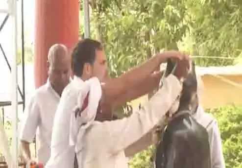 गया में राहुल गांधी ने माउंटेन मैन दशरथ मांझी को दी श्रद्धांजलि गया में राहुल गांधी ने माउंटेन मैन दशरथ मांझी को दी श्रद्धांजलि