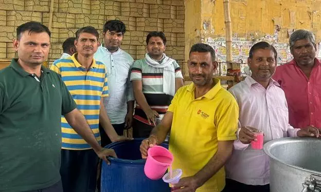 Dausa: निर्जला एकादशी पर शीतल सेवा, गौ सेवा संस्थान ने बांटा शरबत Dausa: निर्जला एकादशी पर शीतल सेवा, गौ सेवा संस्थान ने बांटा शरबत